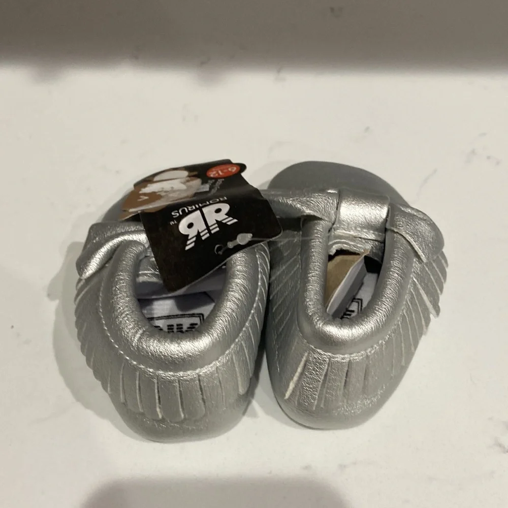 Romirus baby shoes Baby Moccasins bows and fringe NWT silver 6-12 months size 2